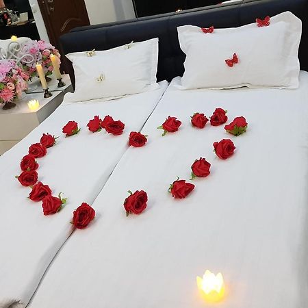 Mirrors Room Mega Mall National Arena Bucureşti Ngoại thất bức ảnh