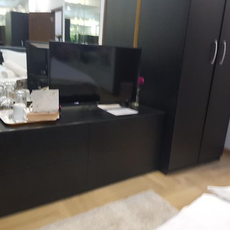 Mirrors Room Mega Mall National Arena Bucureşti Ngoại thất bức ảnh
