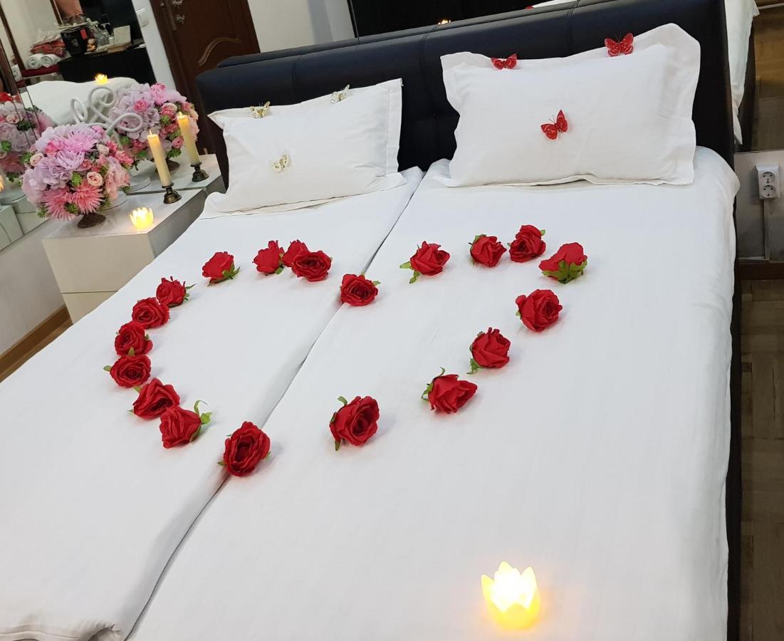 Mirrors Room Mega Mall National Arena Bucureşti Ngoại thất bức ảnh