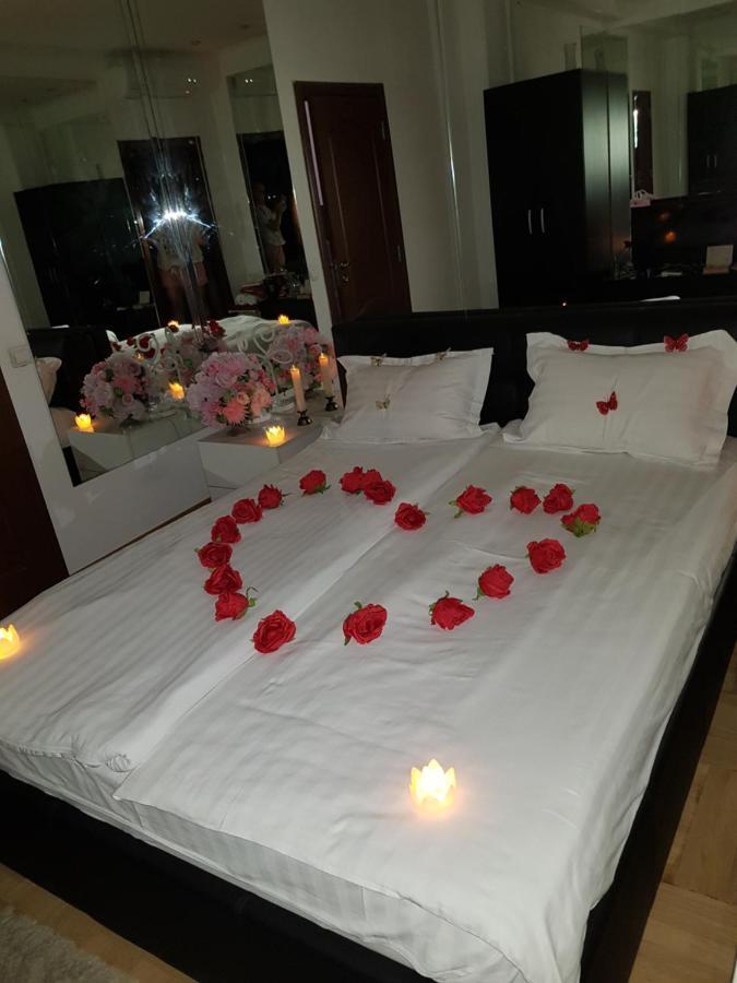 Mirrors Room Mega Mall National Arena Bucureşti Ngoại thất bức ảnh