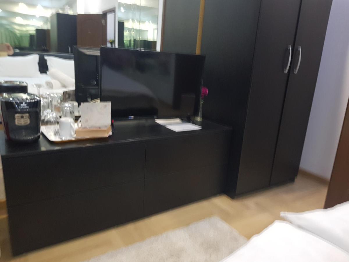 Mirrors Room Mega Mall National Arena Bucureşti Ngoại thất bức ảnh