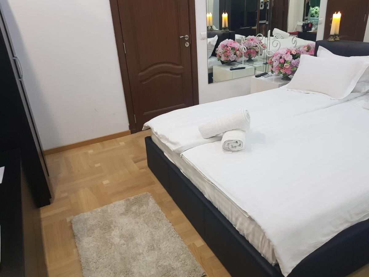 Mirrors Room Mega Mall National Arena Bucureşti Ngoại thất bức ảnh
